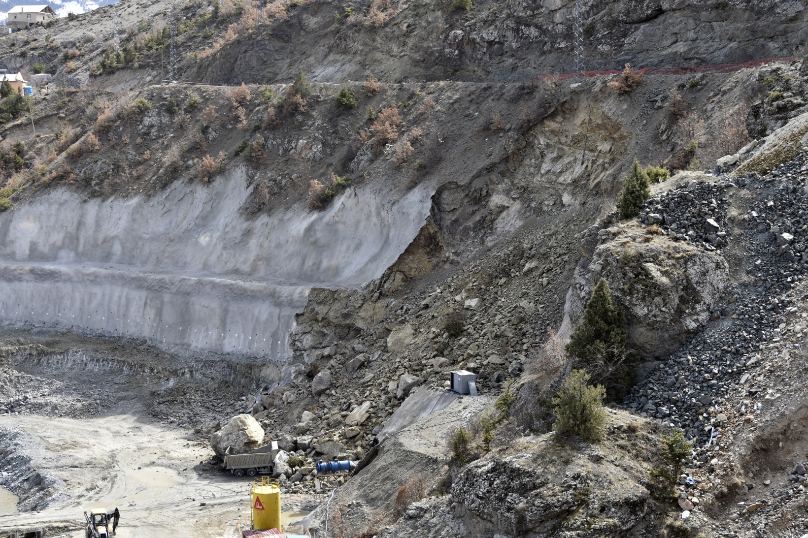 Gümüşhane’de dev kayalar kamyonu kağıt gibi ezdi 2