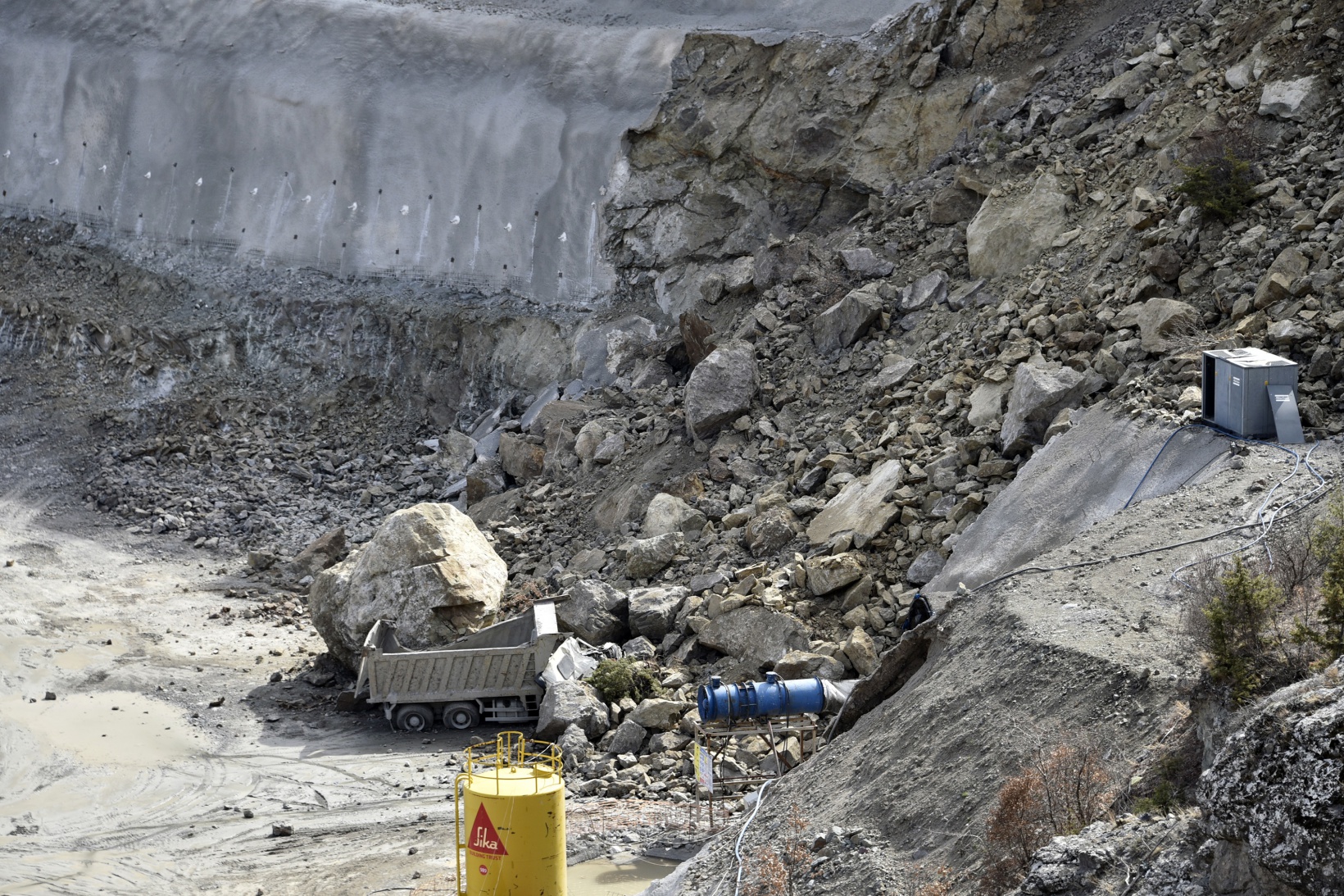 Gümüşhane’de dev kayalar kamyonu kağıt gibi ezdi 6