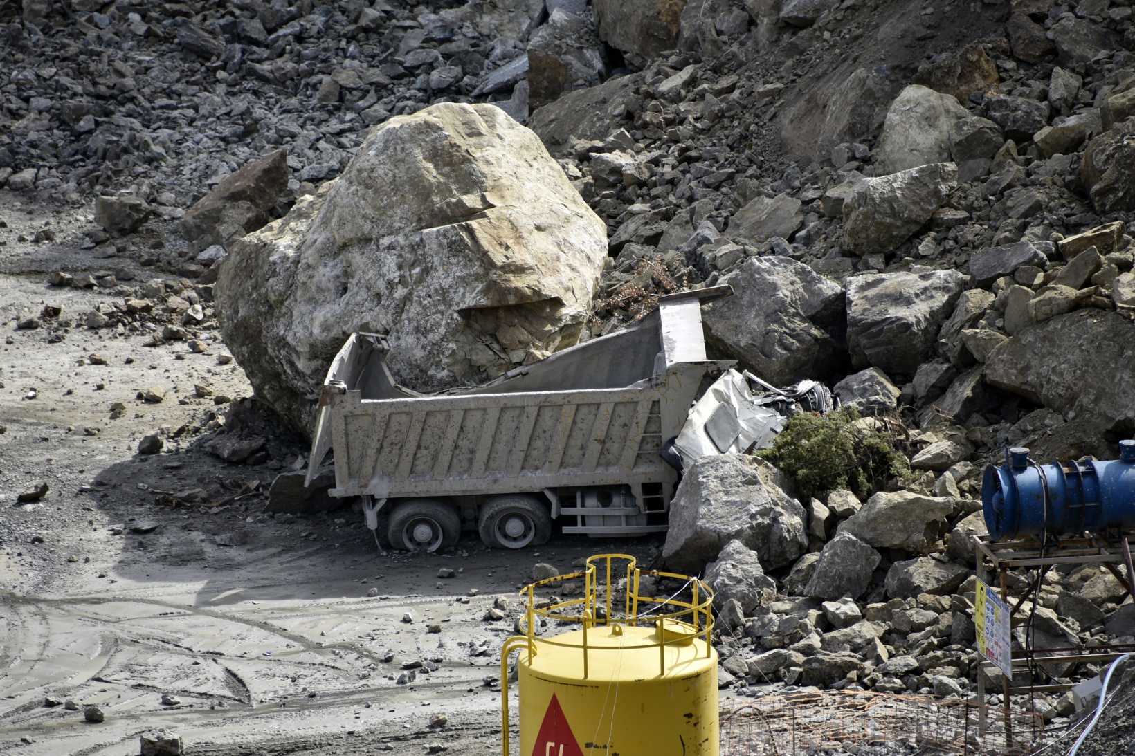 Gümüşhane’de dev kayalar kamyonu kağıt gibi ezdi 7