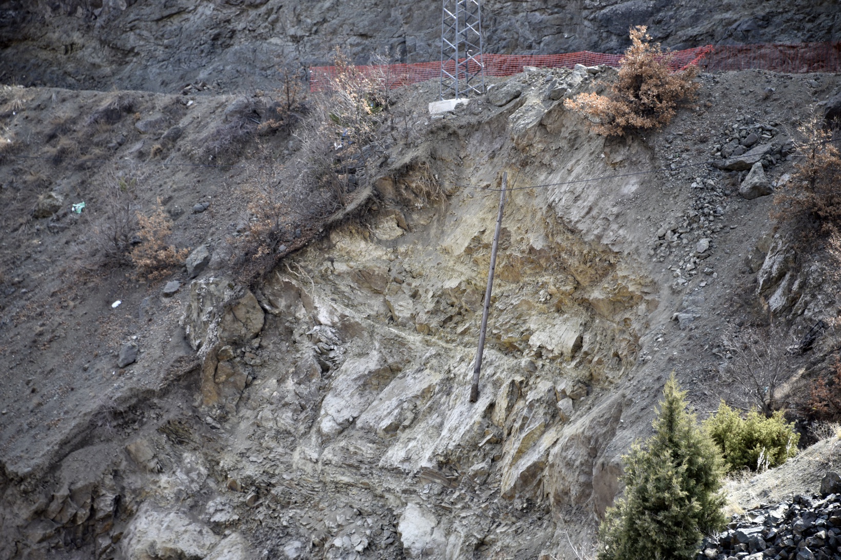 Gümüşhane’de dev kayalar kamyonu kağıt gibi ezdi 8