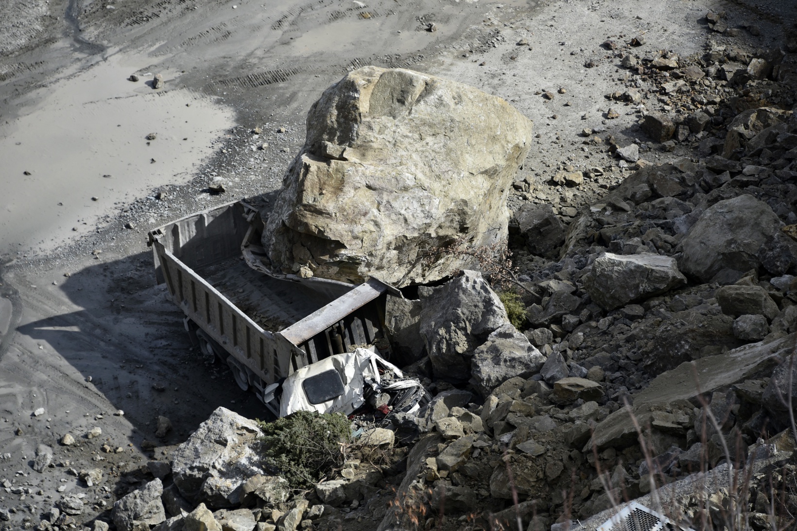 Gümüşhane’de dev kayalar kamyonu kağıt gibi ezdi 1