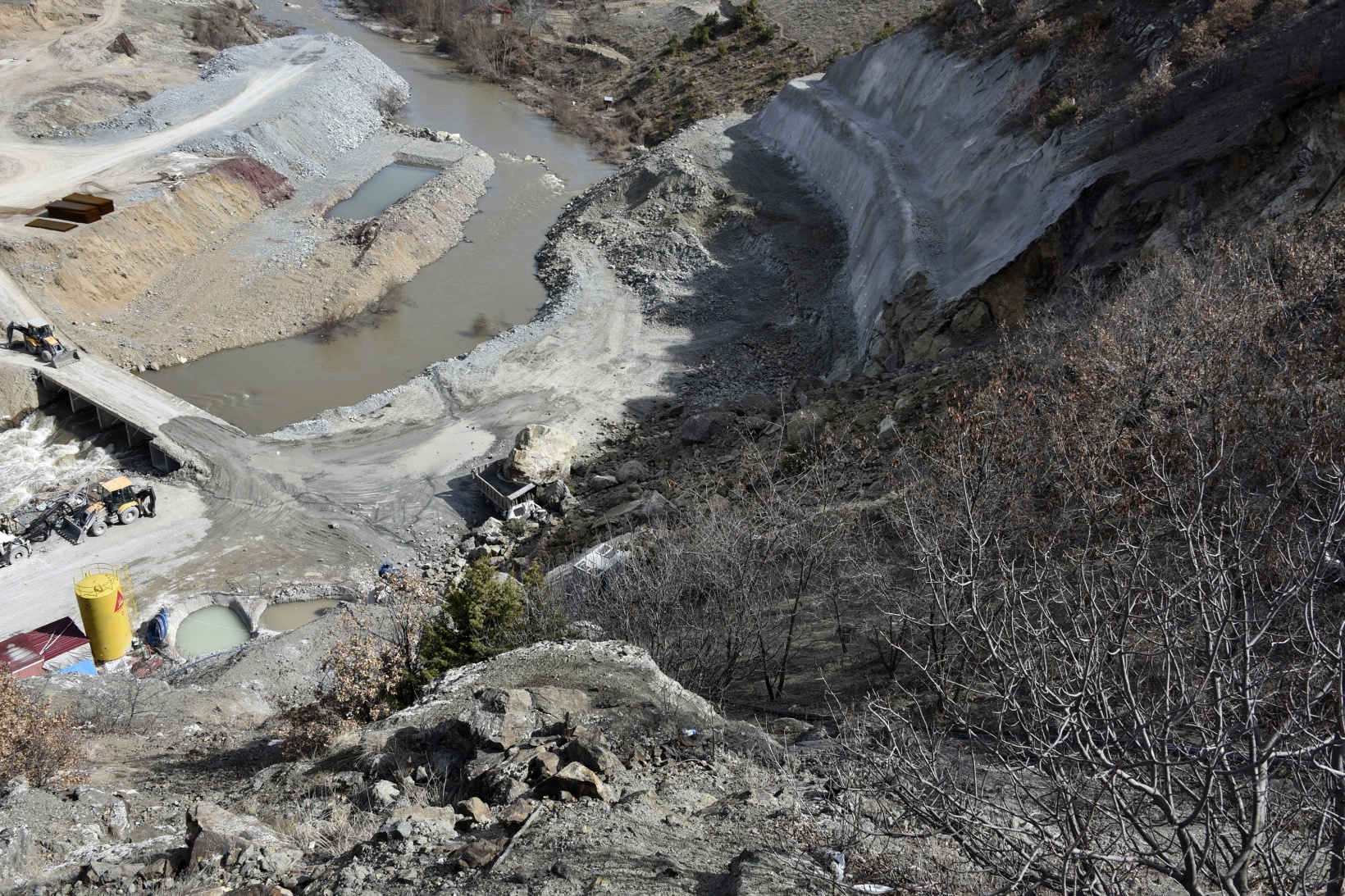 Gümüşhane’de dev kayalar kamyonu kağıt gibi ezdi 17