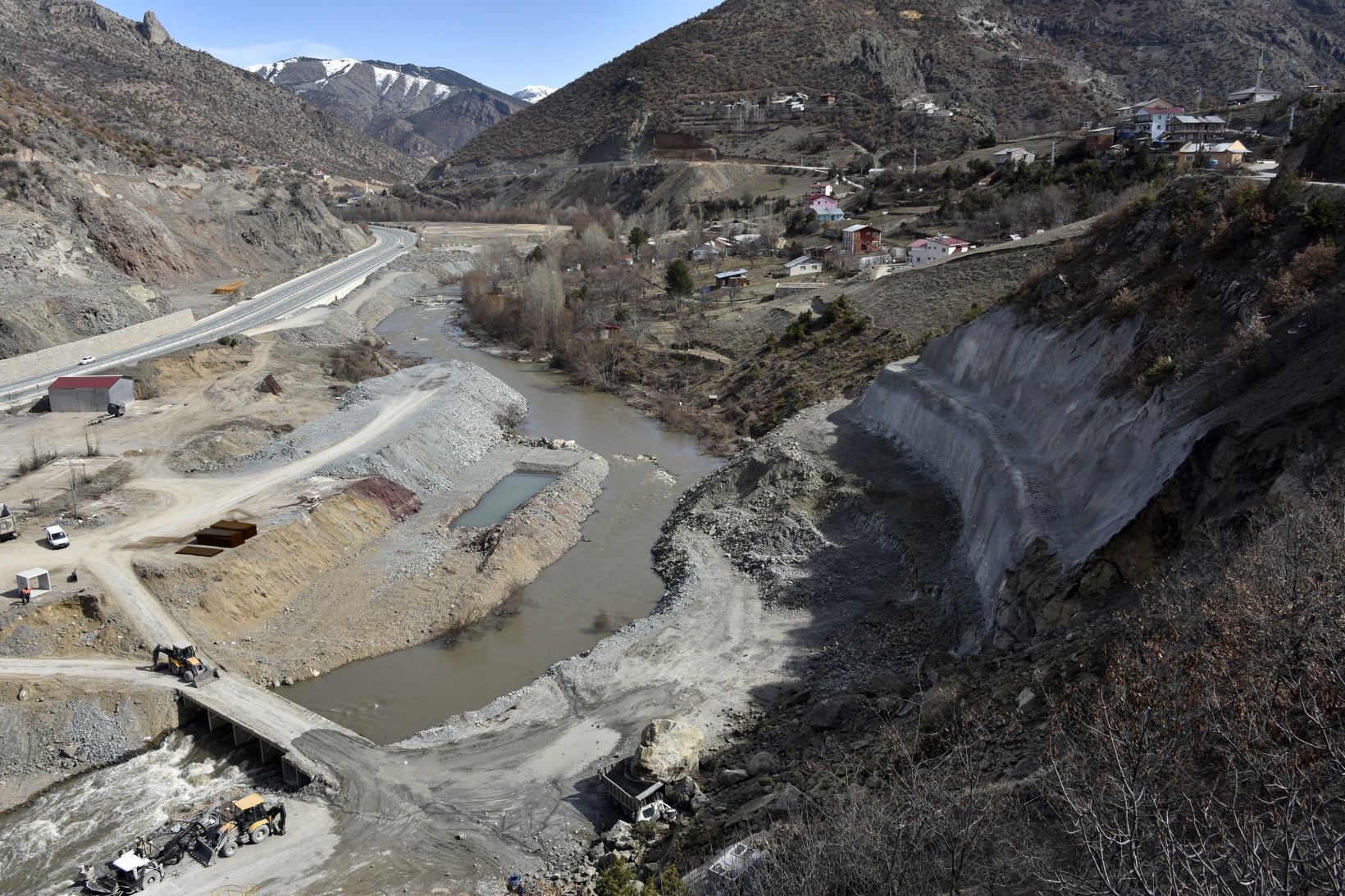 Gümüşhane’de dev kayalar kamyonu kağıt gibi ezdi 4