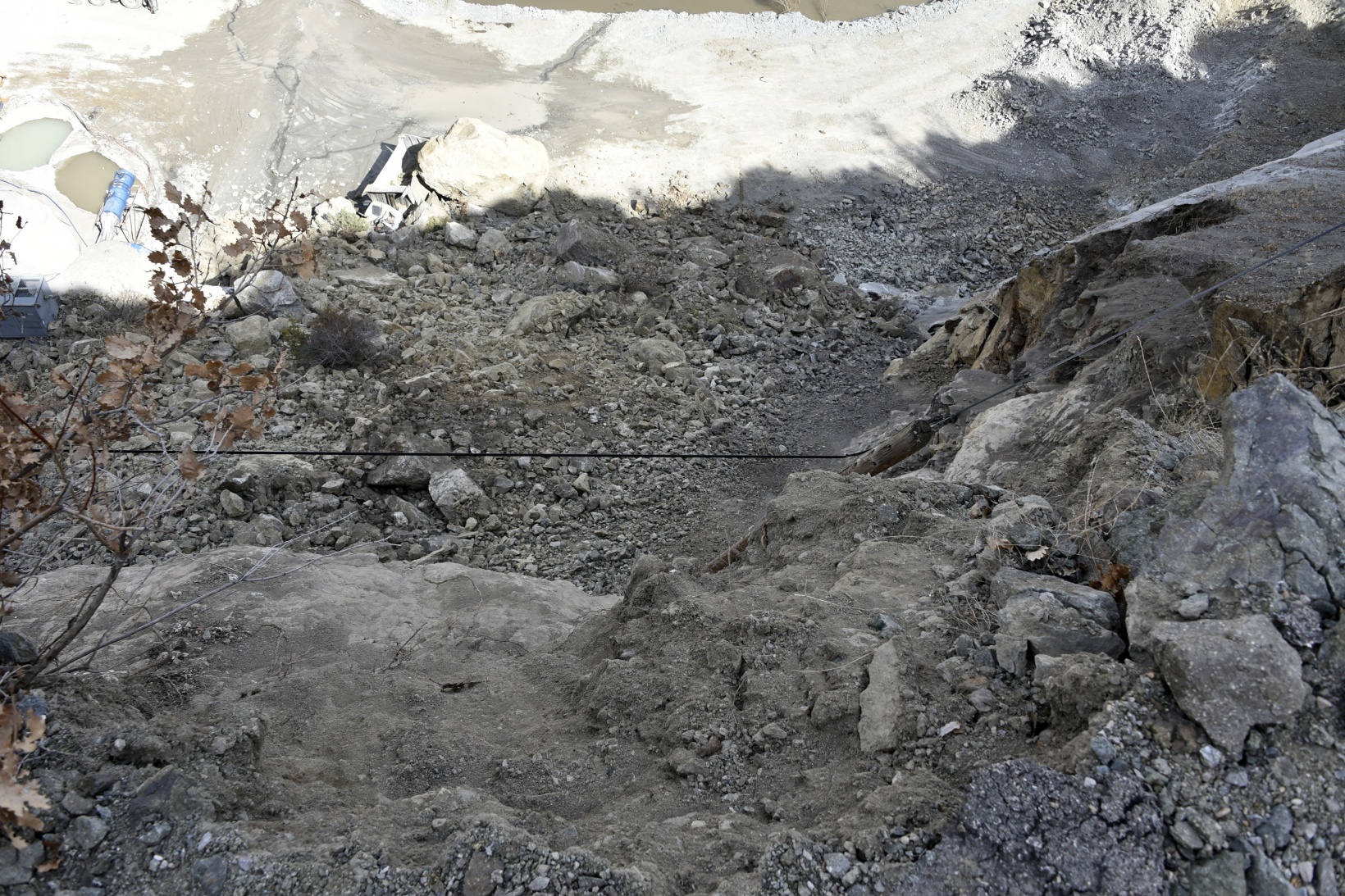 Gümüşhane’de dev kayalar kamyonu kağıt gibi ezdi 11