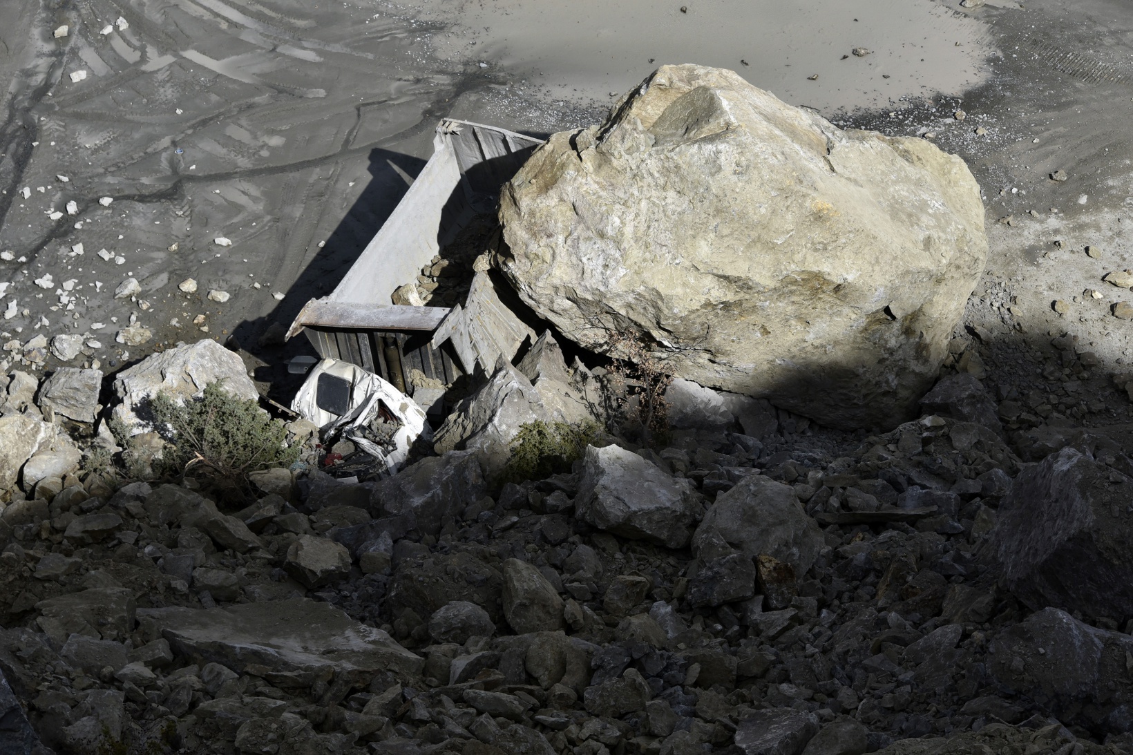 Gümüşhane’de dev kayalar kamyonu kağıt gibi ezdi 14