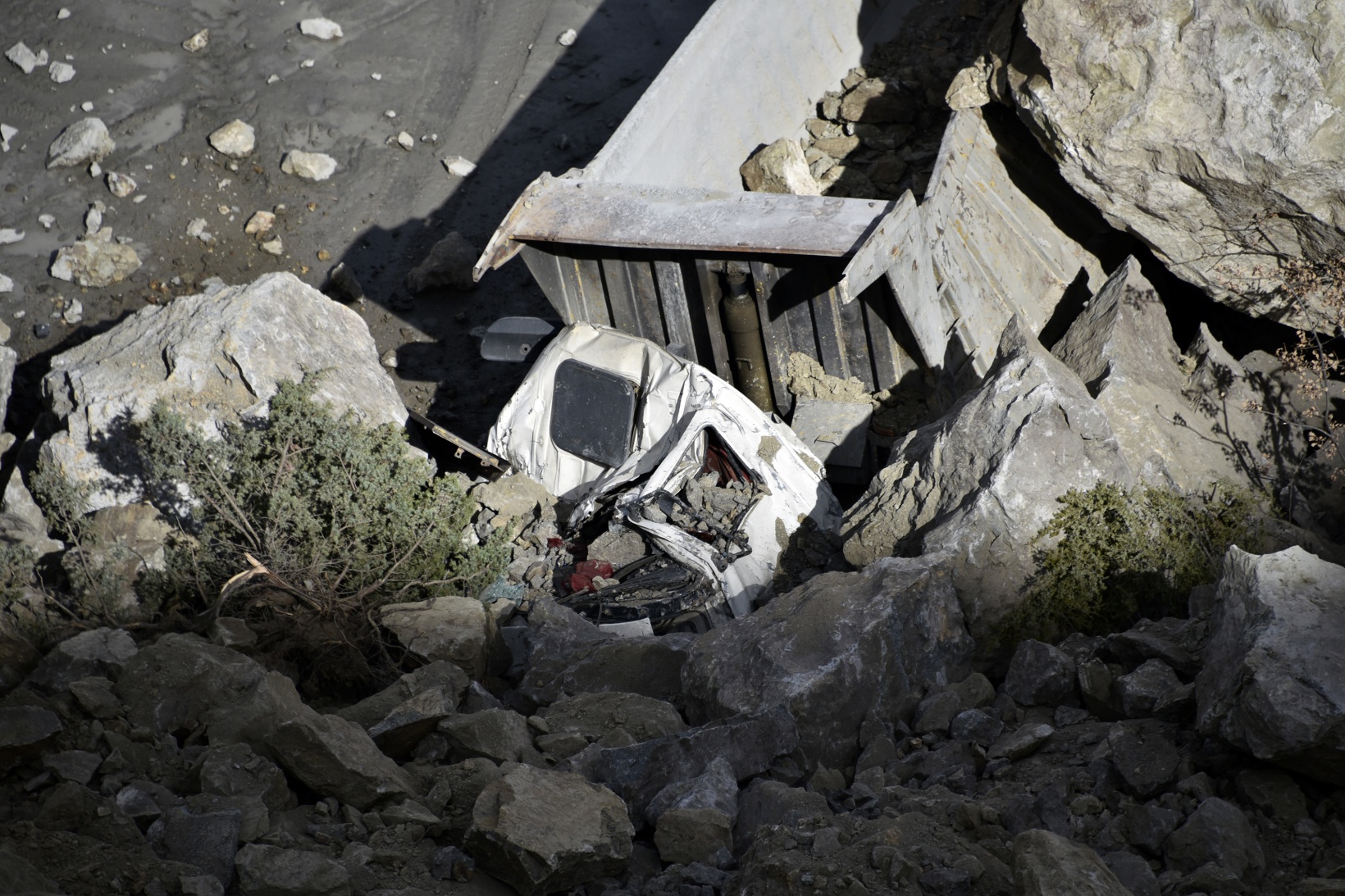 Gümüşhane’de dev kayalar kamyonu kağıt gibi ezdi 13