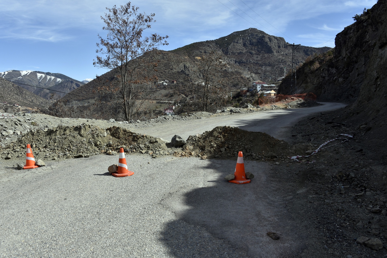 Gümüşhane’de dev kayalar kamyonu kağıt gibi ezdi 18