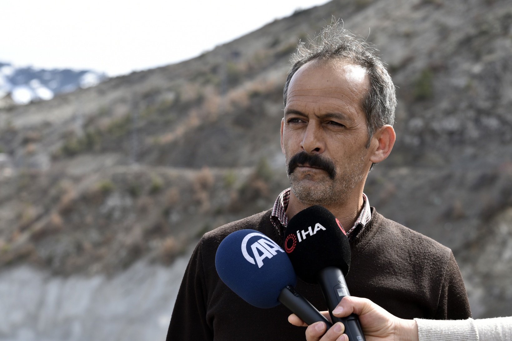 Gümüşhane’de dev kayalar kamyonu kağıt gibi ezdi 5