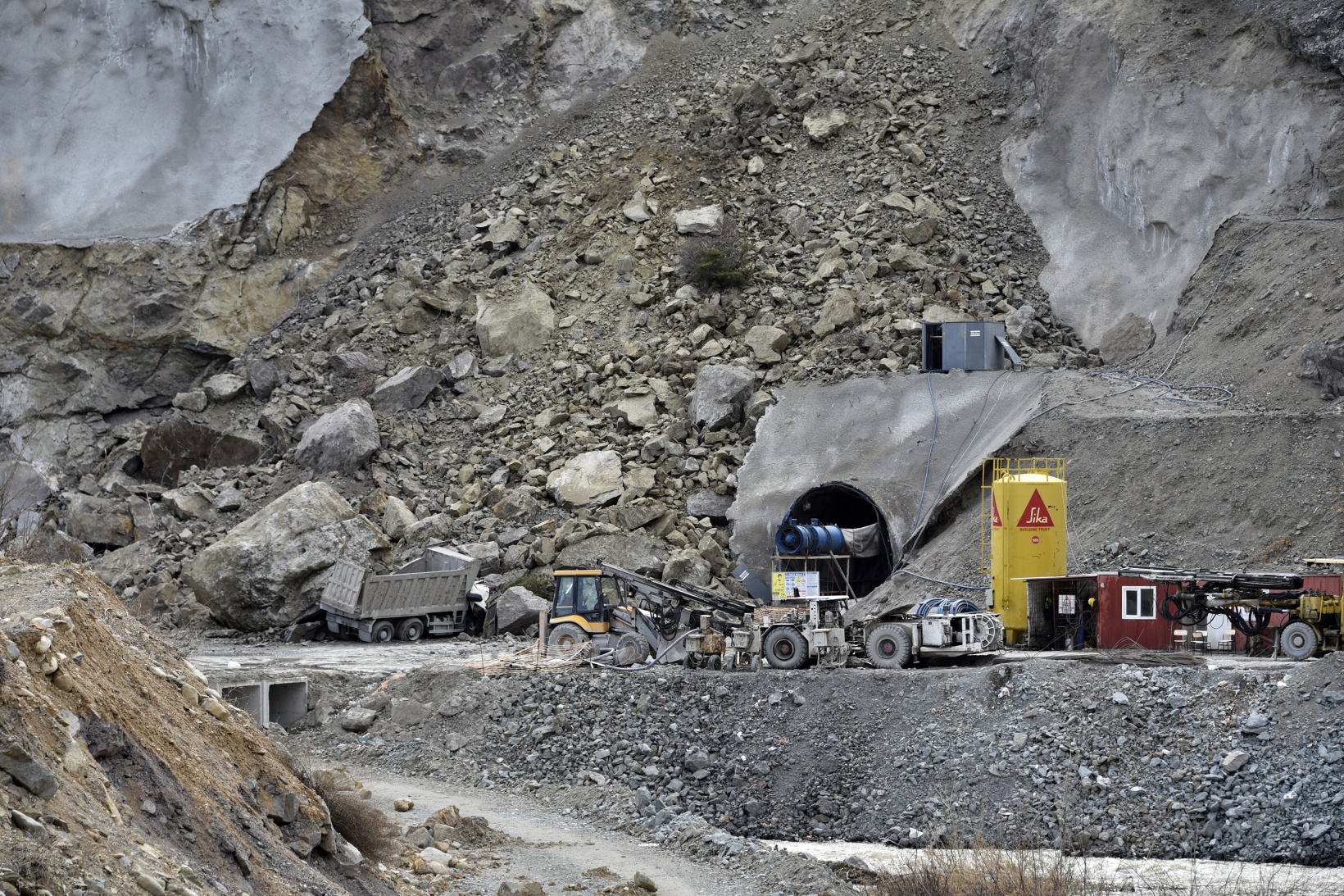 Gümüşhane’de dev kayalar kamyonu kağıt gibi ezdi 10