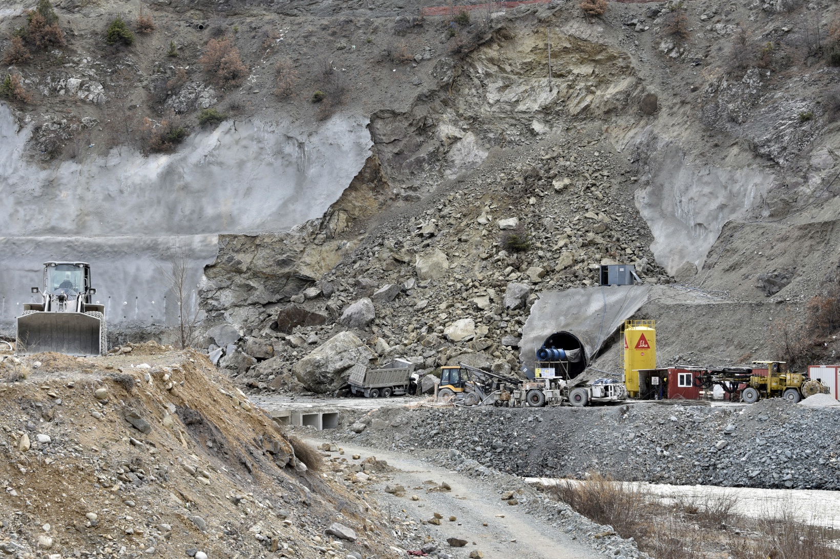 Gümüşhane’de dev kayalar kamyonu kağıt gibi ezdi 15