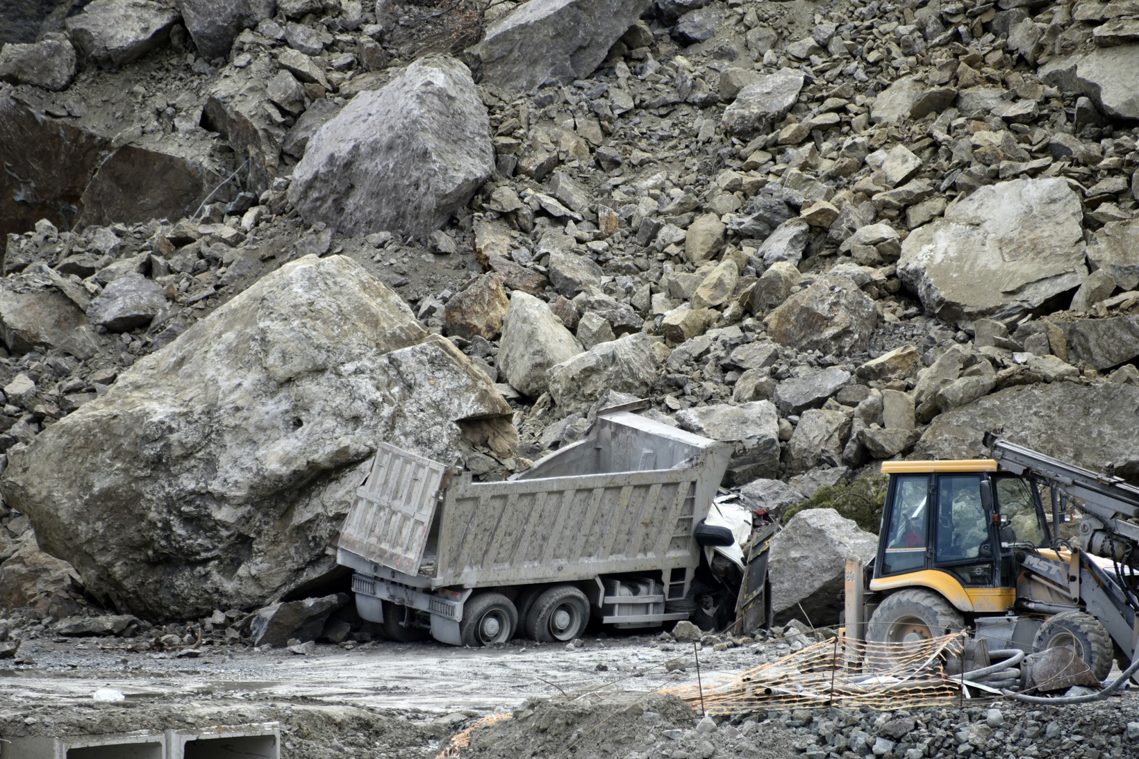 Gümüşhane’de dev kayalar kamyonu kağıt gibi ezdi 9