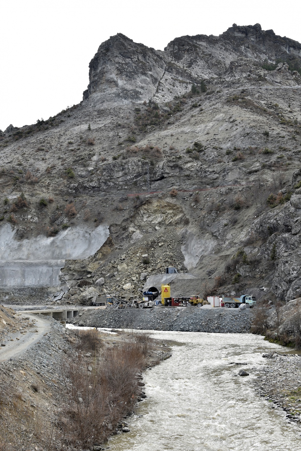 Gümüşhane’de dev kayalar kamyonu kağıt gibi ezdi 12