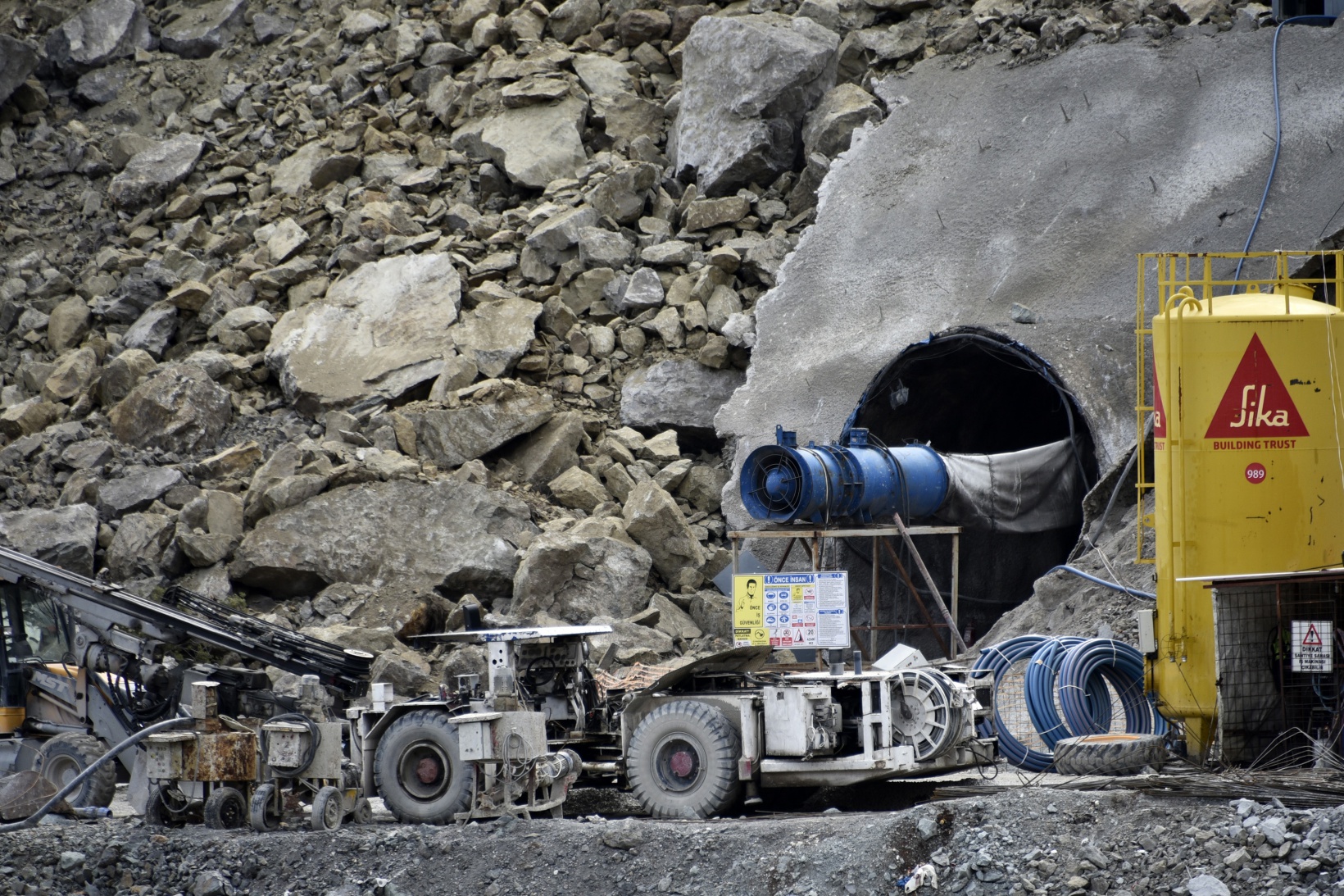 Gümüşhane’de dev kayalar kamyonu kağıt gibi ezdi 3