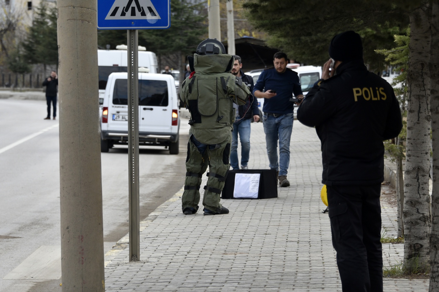 Gümüşhane’de şüpheli çantada elbise ve oyuncak çıktı 4