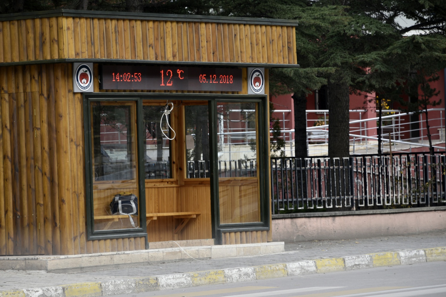 Gümüşhane’de şüpheli çantada elbise ve oyuncak çıktı 11