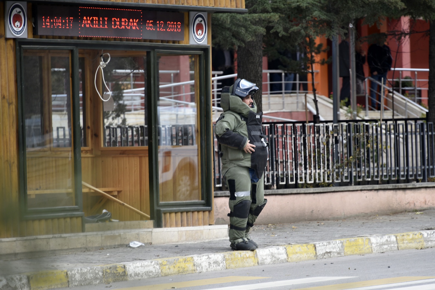 Gümüşhane’de şüpheli çantada elbise ve oyuncak çıktı 7