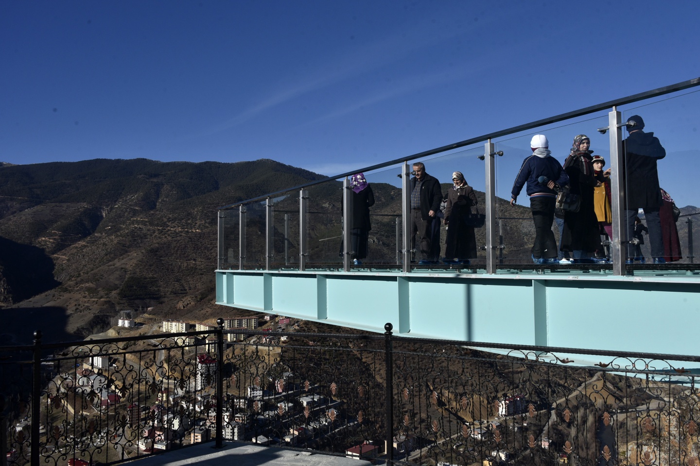 Torul Kalesi cam seyir terası büyülüyor 14