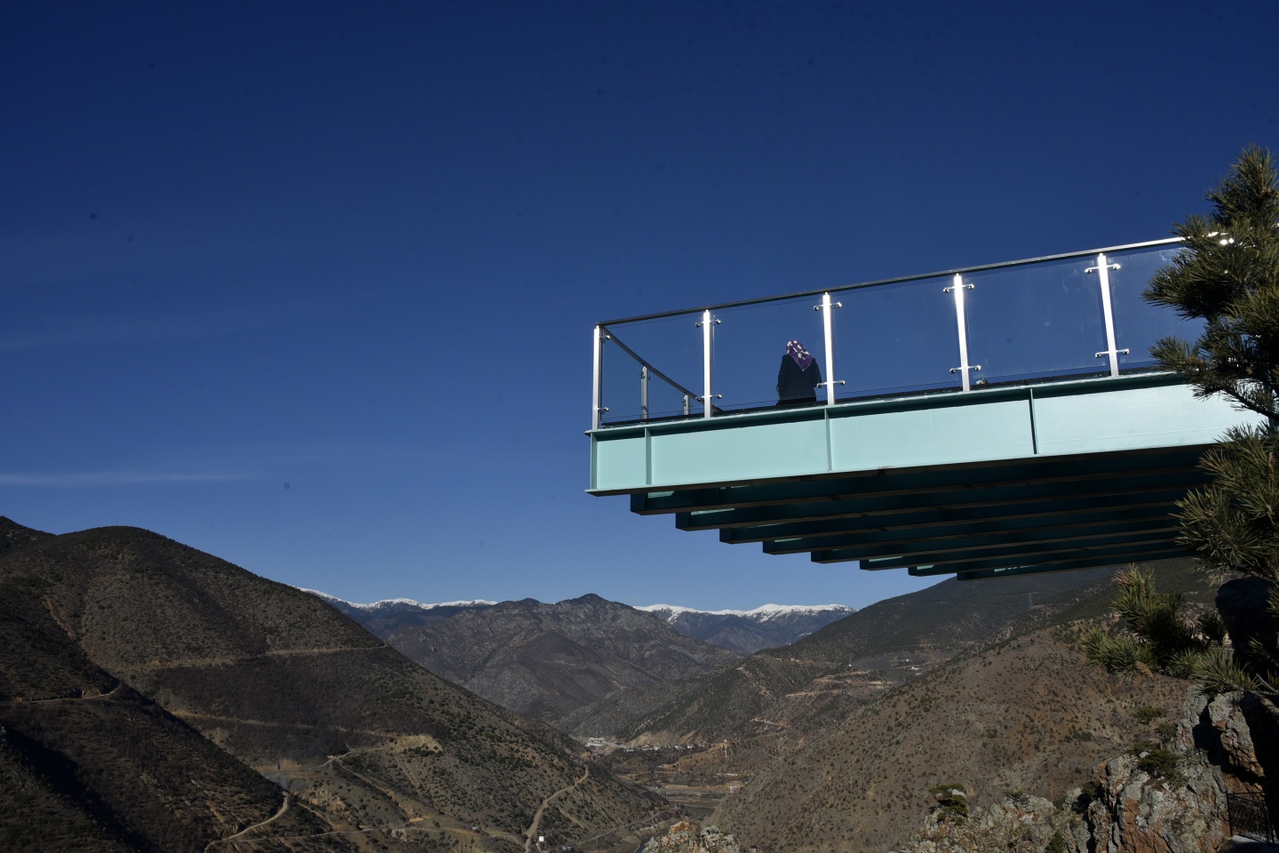 Torul Kalesi cam seyir terası büyülüyor 16