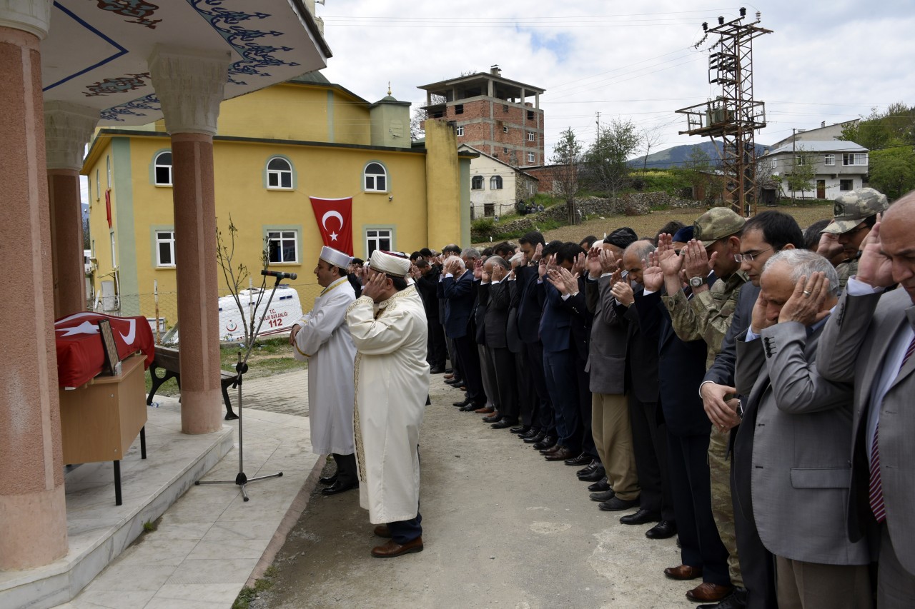 Kürtün şehidini uğurladı 13