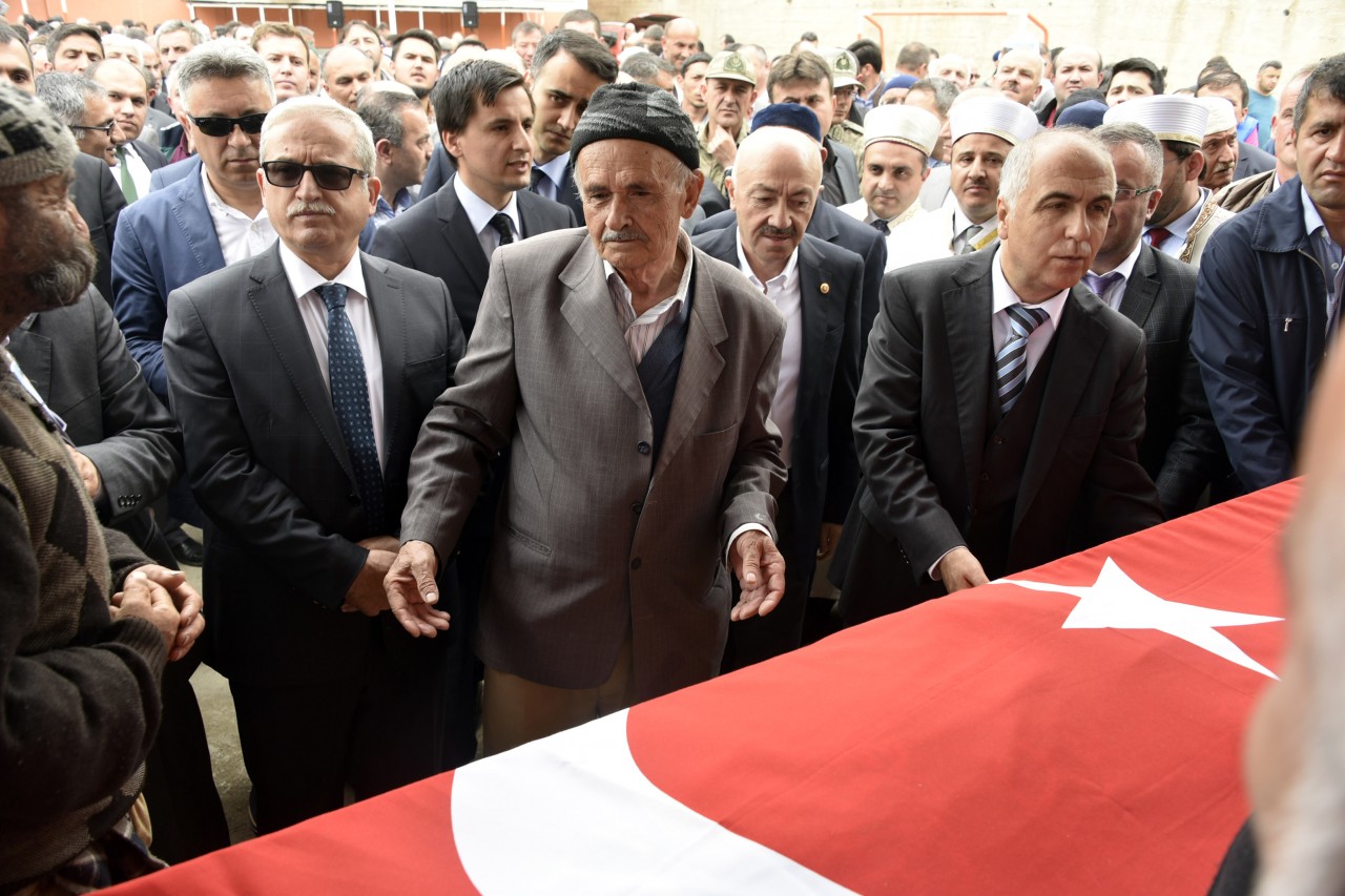 Kürtün şehidini uğurladı 18