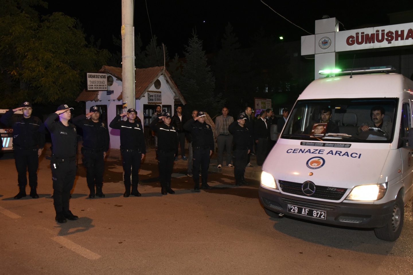 Trafik kazasında vefat eden emniyet amiri memleketine uğurlandı 9