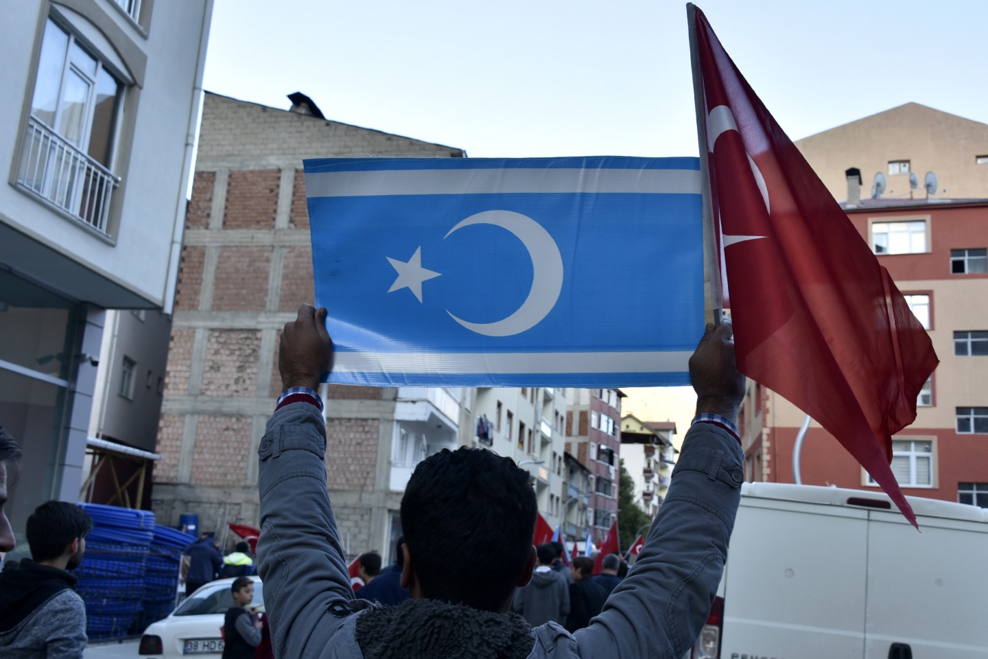 Ülkü Ocakları ‘Bir gece ansızın gelebiliriz’ sloganlarıyla Kerkük yürüyüşü düzenledi 6