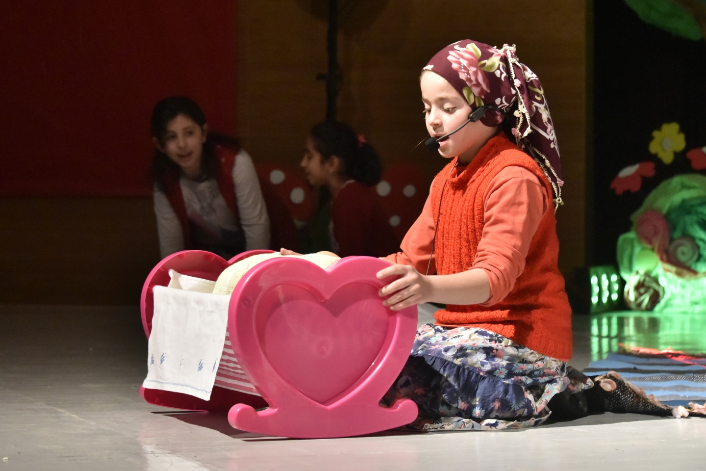 Minikler masal anlattı, büyükler dinledi 9