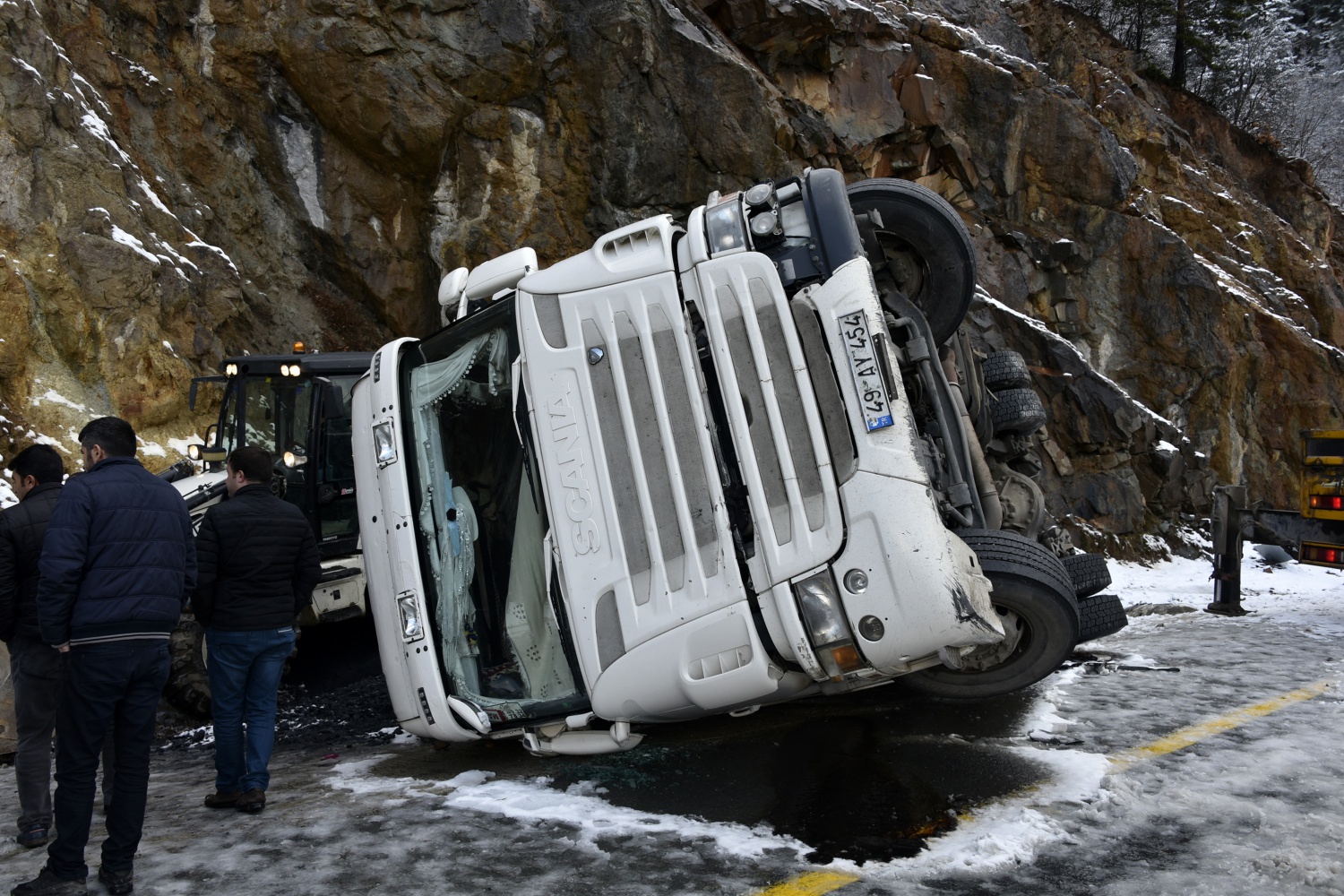 Zigana’da kar yağışı kazaları da beraberinde getirdi 1