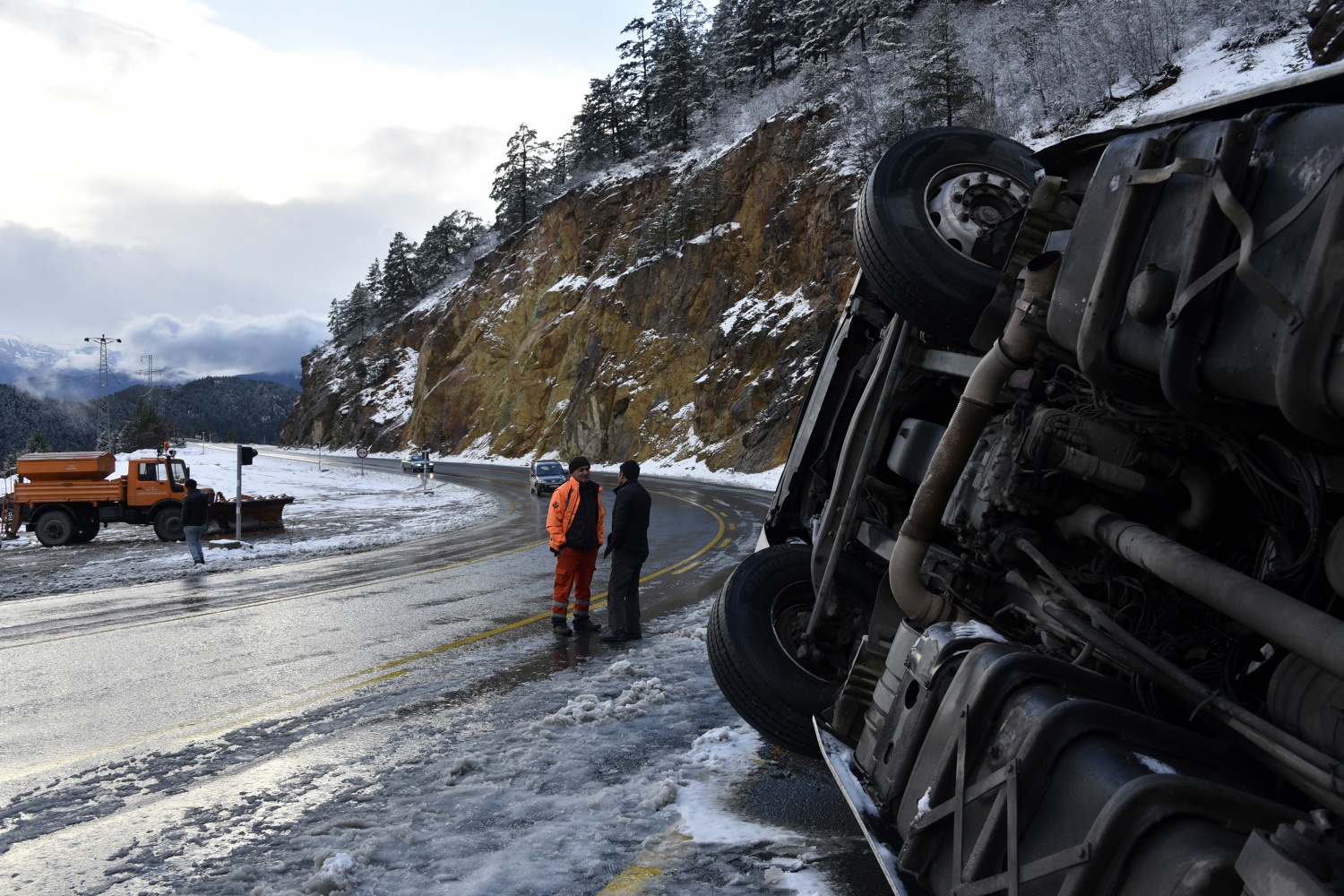 Zigana’da kar yağışı kazaları da beraberinde getirdi 2
