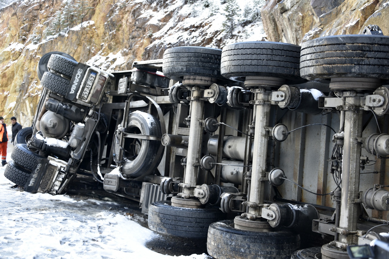 Zigana’da kar yağışı kazaları da beraberinde getirdi 3