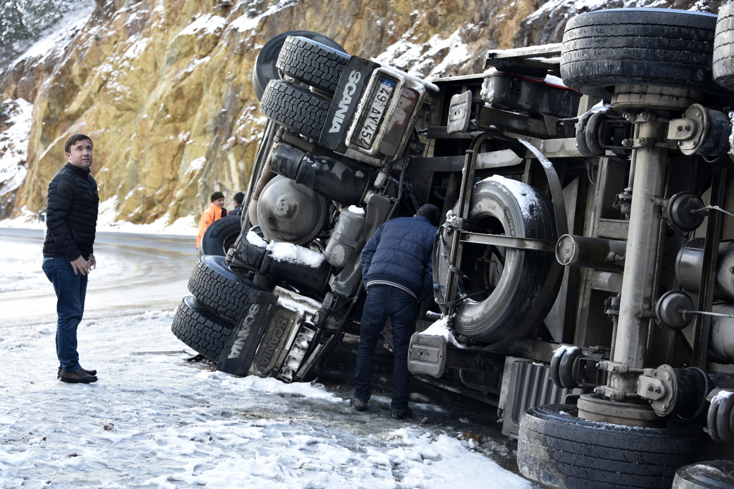 Zigana’da kar yağışı kazaları da beraberinde getirdi 6