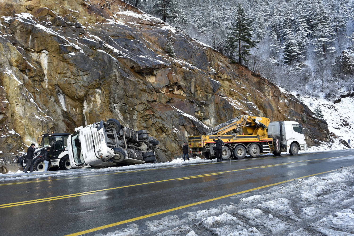 Zigana’da kar yağışı kazaları da beraberinde getirdi 9