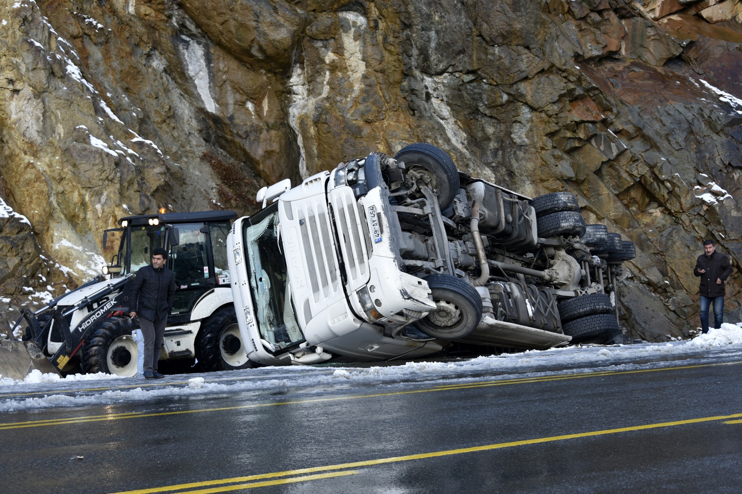Zigana’da kar yağışı kazaları da beraberinde getirdi 10