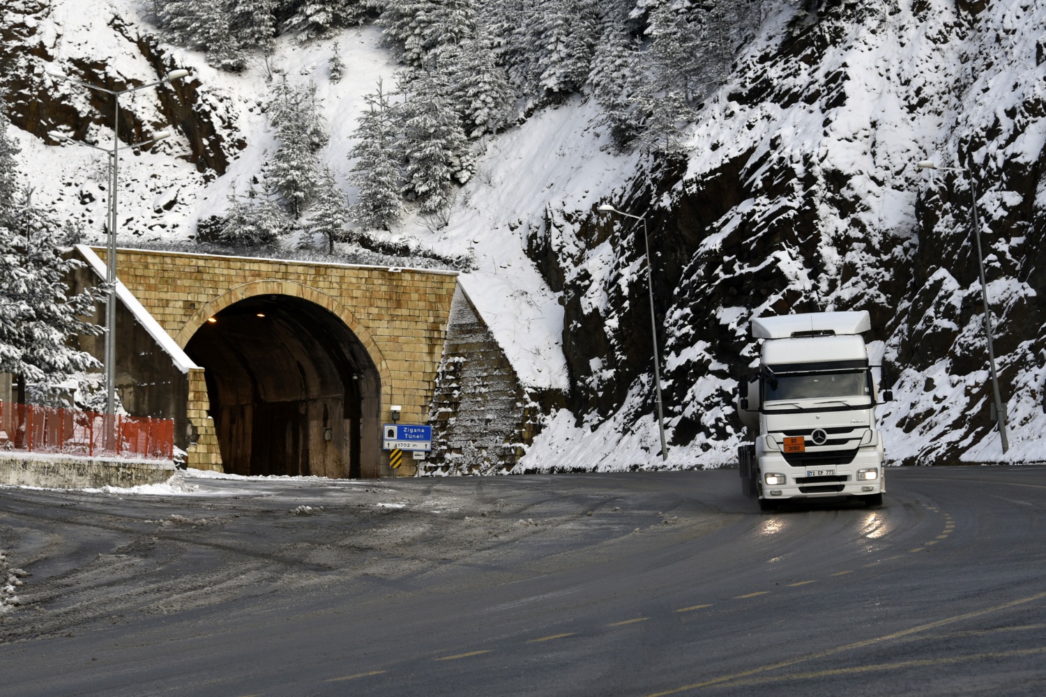 Zigana’da kar yağışı kazaları da beraberinde getirdi 12