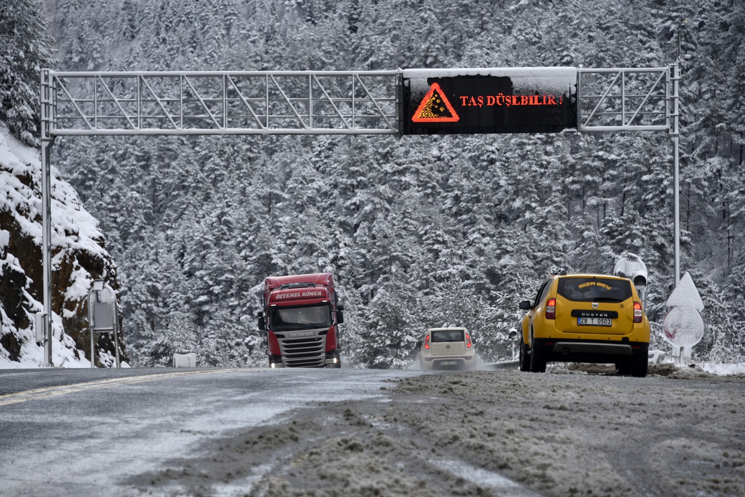 Zigana’da kar yağışı kazaları da beraberinde getirdi 11