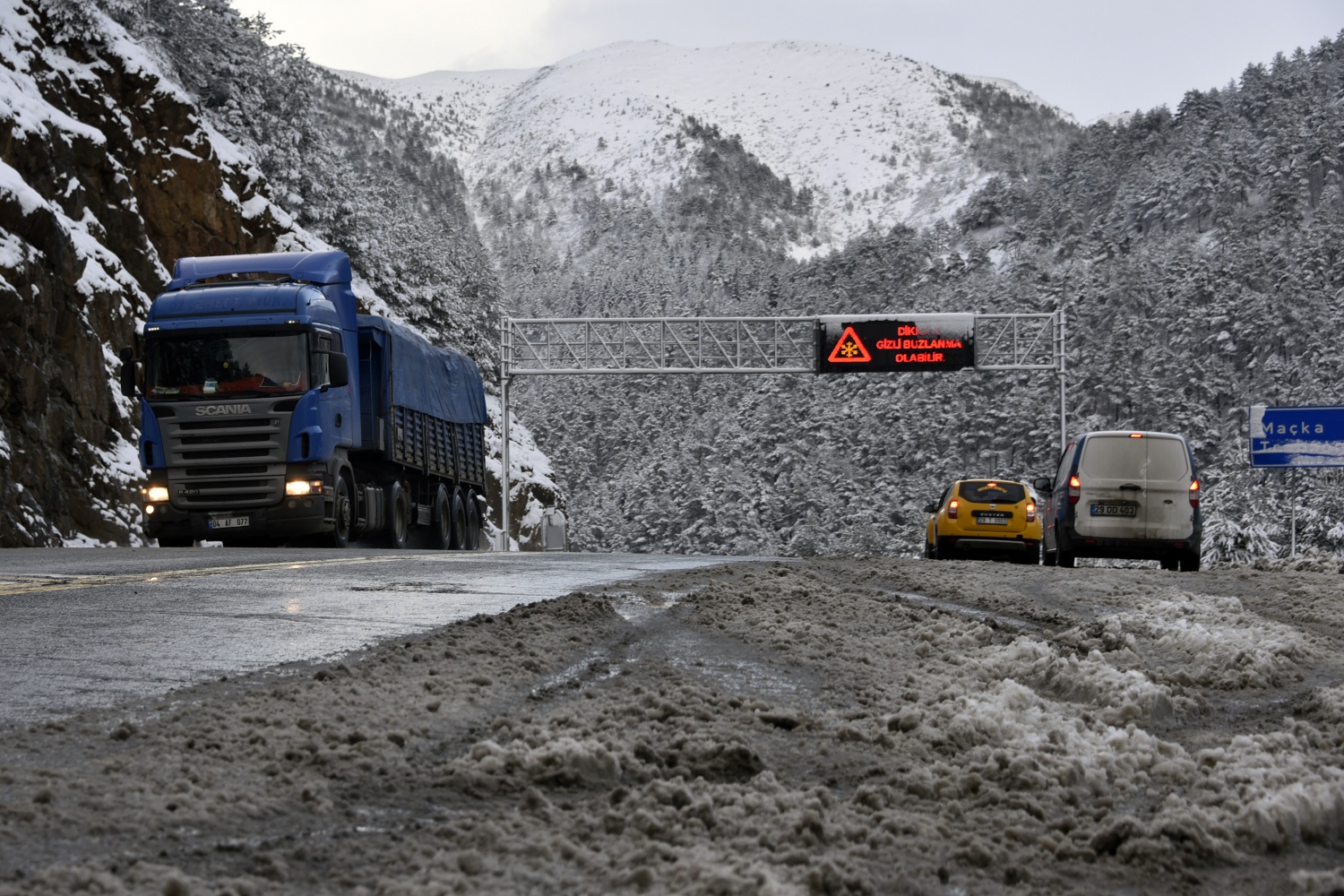 Zigana’da kar yağışı kazaları da beraberinde getirdi 13