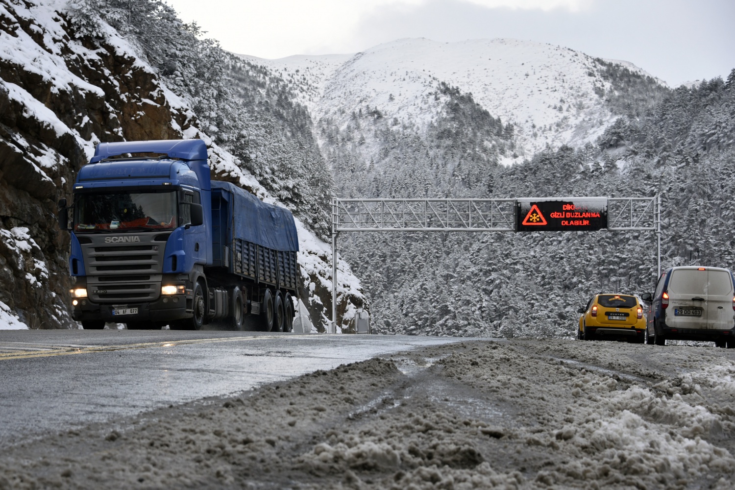 Zigana’da kar yağışı kazaları da beraberinde getirdi 15