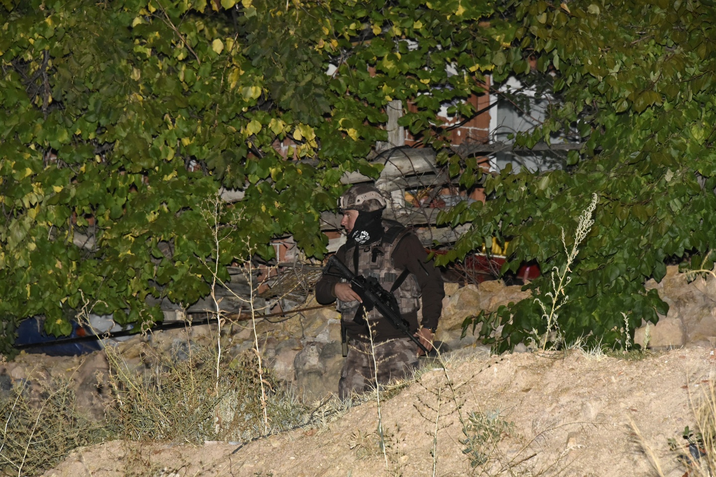 Gümüşhane’de cinnet getiren baba 3 oğlunu vurdu 12