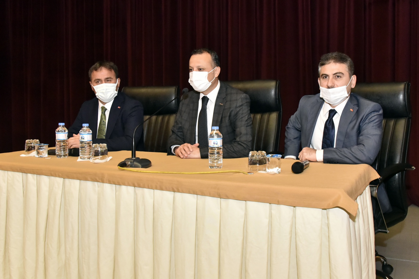 Vali Taşbilek muhtarlarla bir araya geldi 1