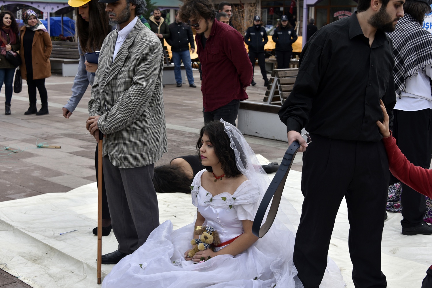 Kadına yönelik şiddete dikkat çekmek için eksi 2 derecede sokak tiyatrosu yaptılar 3