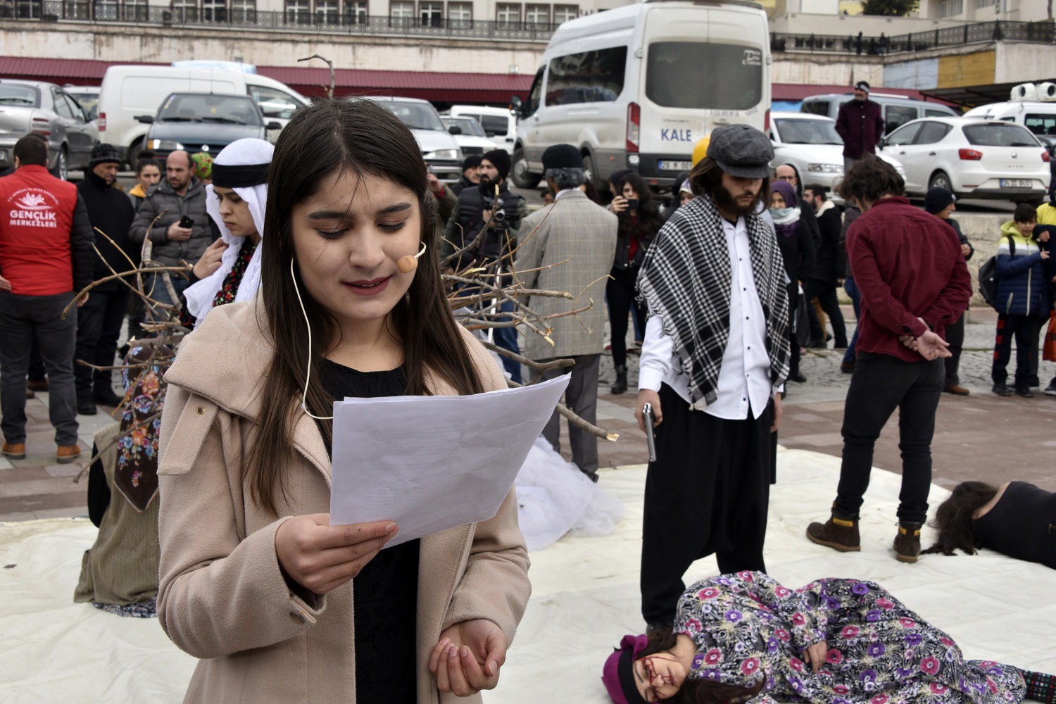 Kadına yönelik şiddete dikkat çekmek için eksi 2 derecede sokak tiyatrosu yaptılar 4