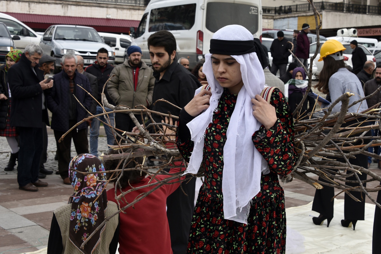 Kadına yönelik şiddete dikkat çekmek için eksi 2 derecede sokak tiyatrosu yaptılar 5