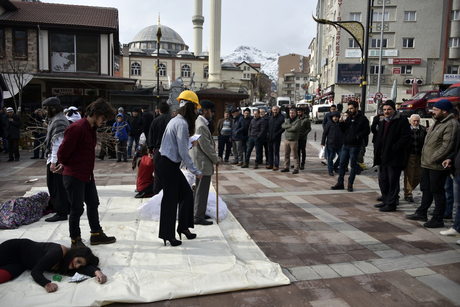 Kadına yönelik şiddete dikkat çekmek için eksi 2 derecede sokak tiyatrosu yaptılar 11