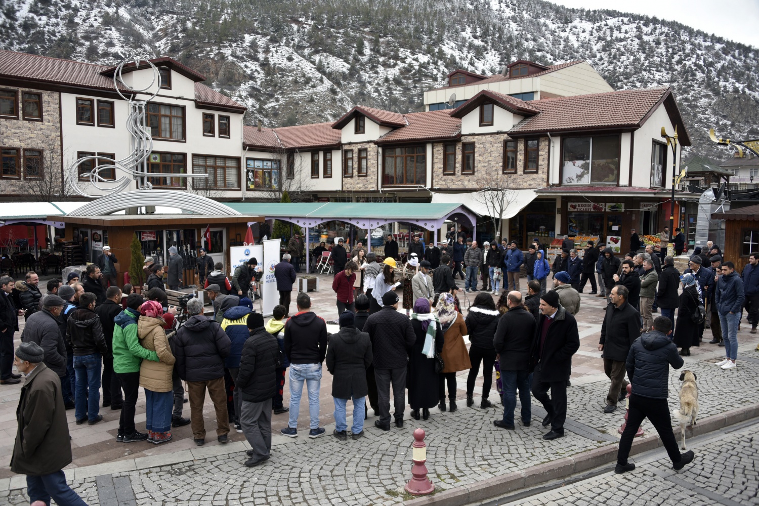 Kadına yönelik şiddete dikkat çekmek için eksi 2 derecede sokak tiyatrosu yaptılar 9