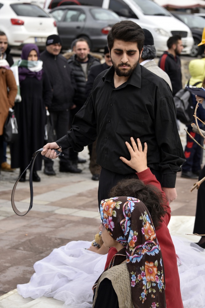 Kadına yönelik şiddete dikkat çekmek için eksi 2 derecede sokak tiyatrosu yaptılar 18