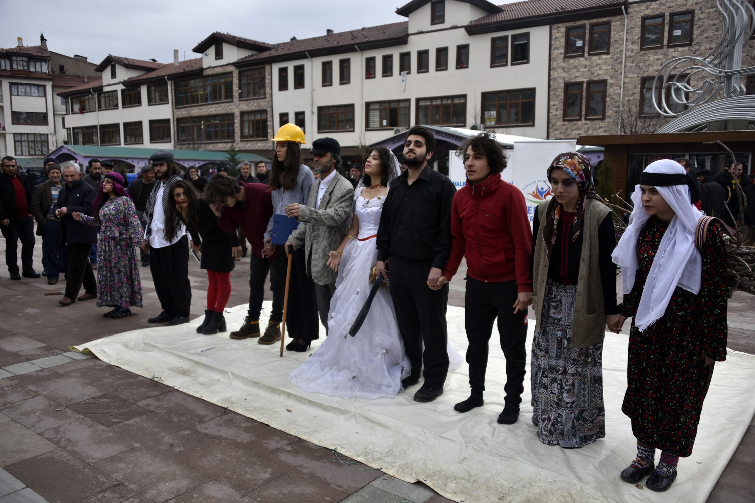 Kadına yönelik şiddete dikkat çekmek için eksi 2 derecede sokak tiyatrosu yaptılar 12