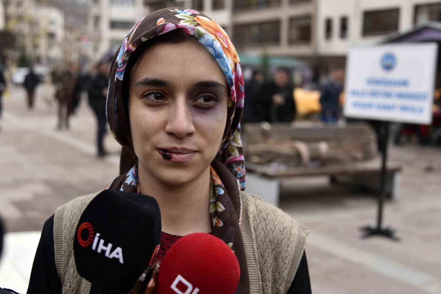 Kadına yönelik şiddete dikkat çekmek için eksi 2 derecede sokak tiyatrosu yaptılar 17