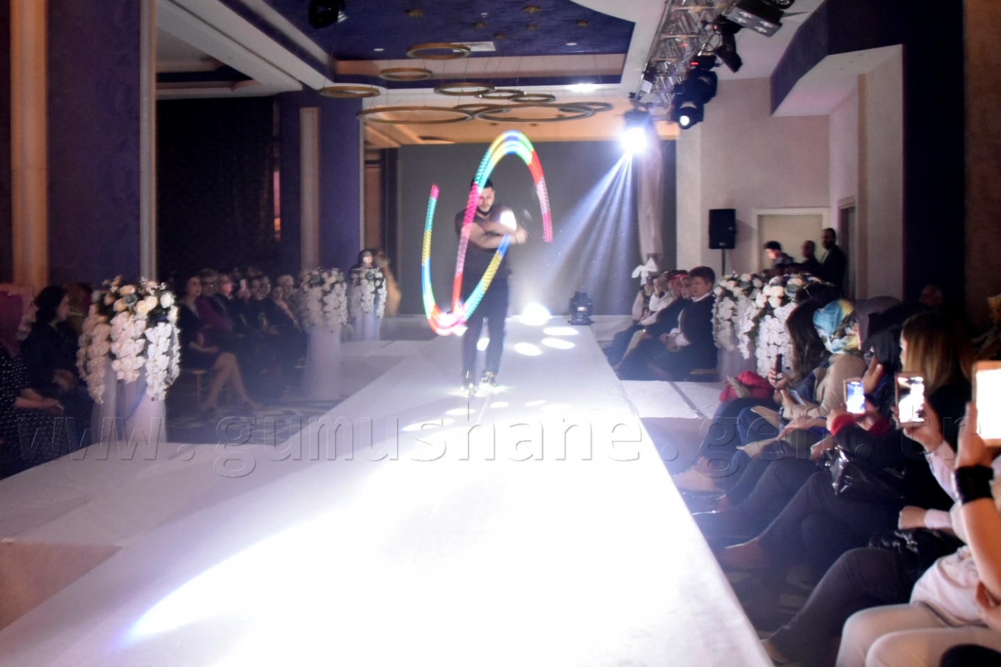 100 yıllık gelinlik podyumda 11