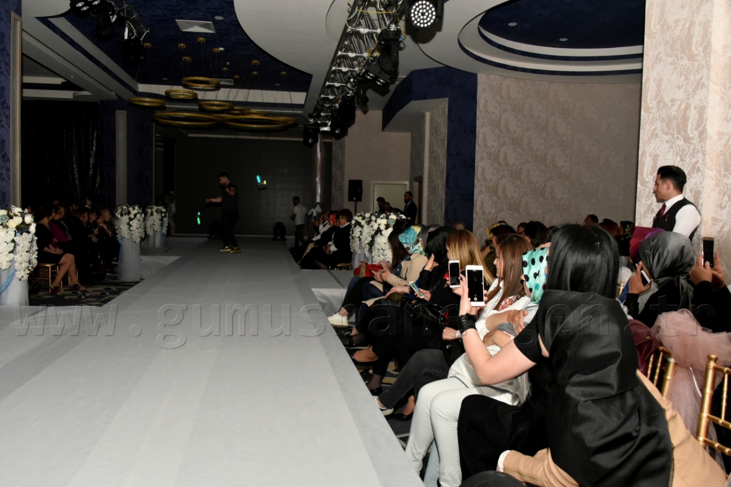 100 yıllık gelinlik podyumda 3