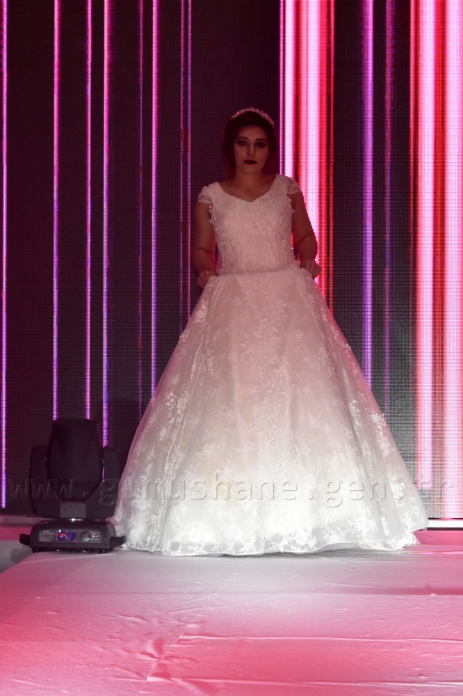 100 yıllık gelinlik podyumda 26